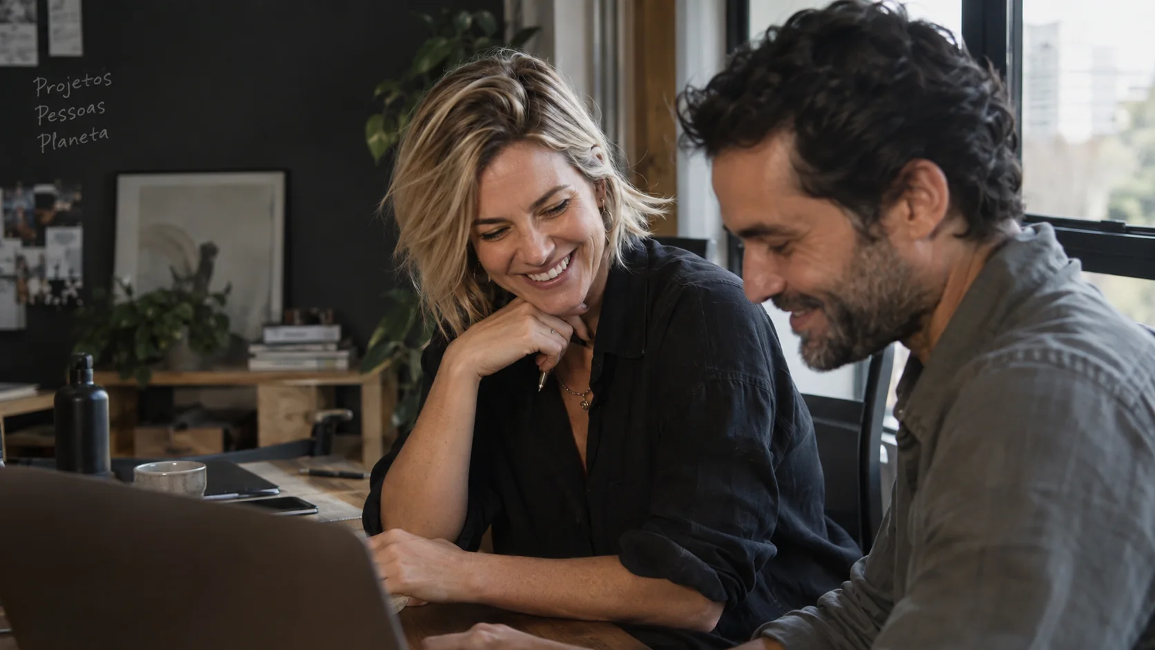 Casal no ambiente de trabalho